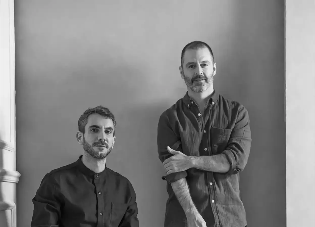 Maurício Arruda e Fábio Mota, fundadores da TODOS Arquitetura, responsáveis pelos interiores das áreas comuns do IBITI Alto da Boa Vista